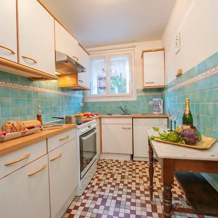 Apartment Sleeps 6 *
