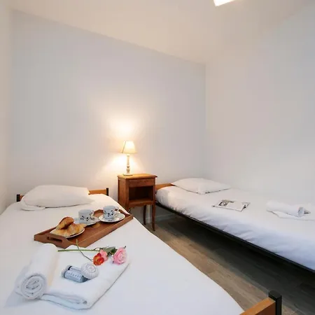 Apartment Sleeps 6 *