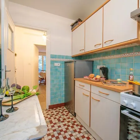 Sleeps 6 Apartment