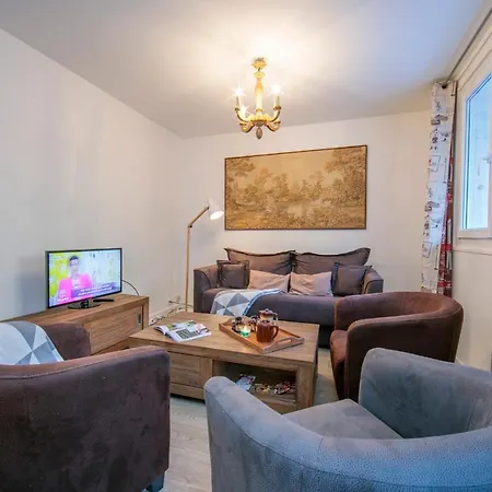 Apartment Sleeps 6 *